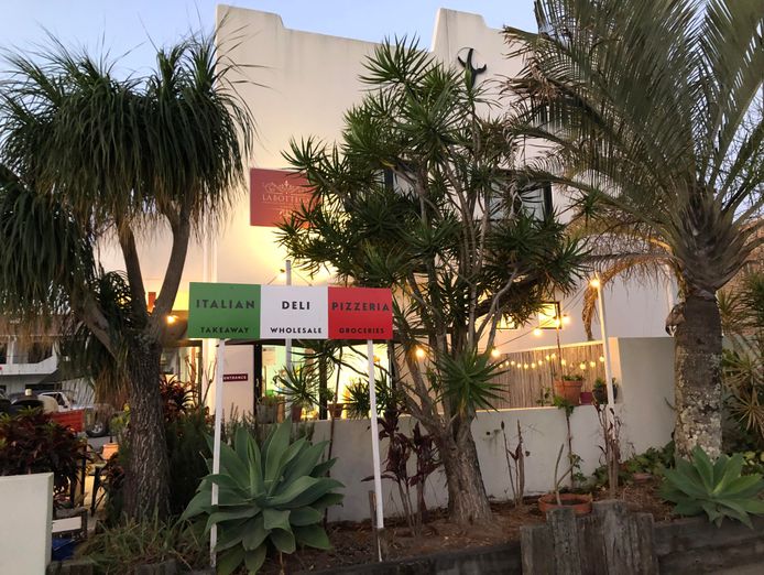 authentic-italian-deli-shop-and-pizzeria-cafe-in-byron-bay-0