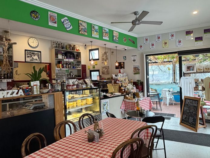 authentic-italian-deli-shop-and-pizzeria-cafe-in-byron-bay-4