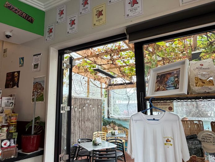 authentic-italian-deli-shop-and-pizzeria-cafe-in-byron-bay-5
