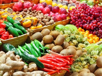 fruit-and-vegetable-shop-2609241-0