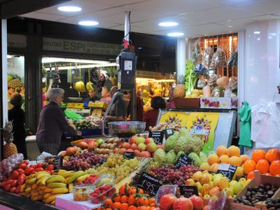 fruit-and-vegetable-shop-2609241-2