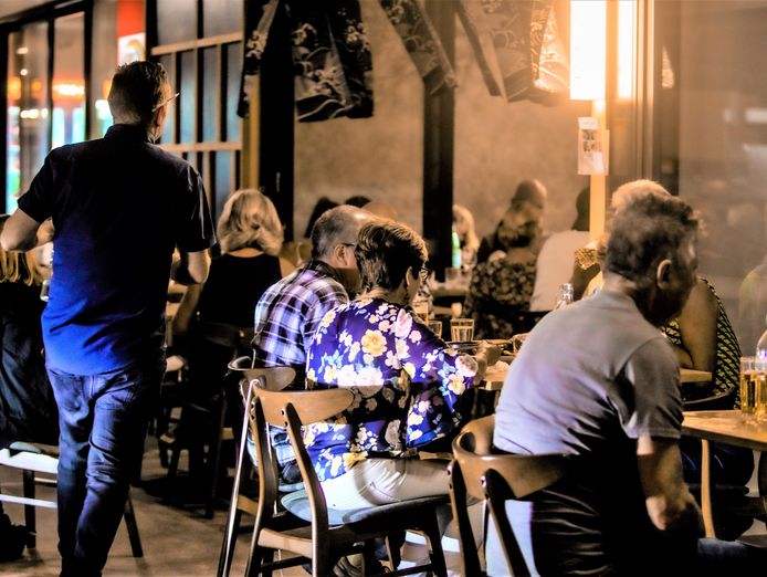 vietnamese-restaurant-walk-in-walk-out-sale-fully-equipped-in-prime-location-2