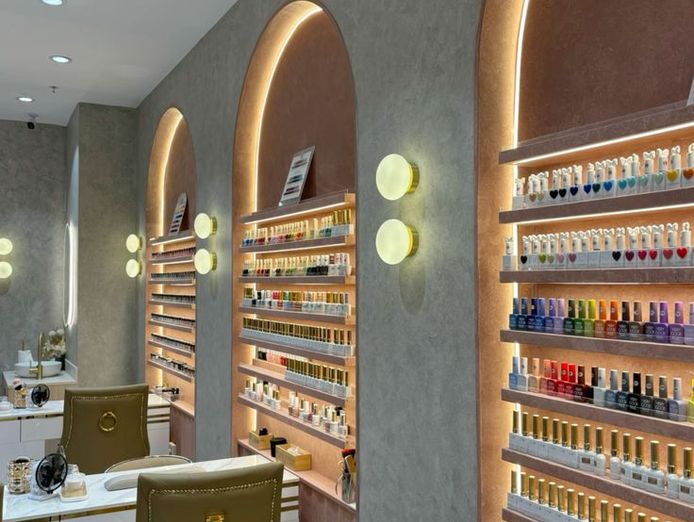 established-nail-salon-busy-shopping-centre-29-000-wiwo-2603261-1