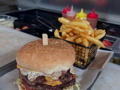 standout-corner-site-burger-bar-take-away-6