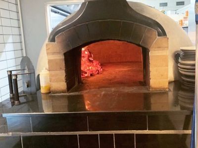 authentic-wood-fired-pizza-restaurant-9