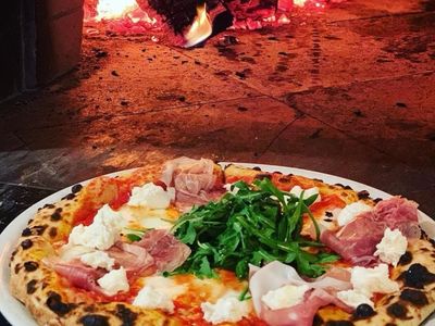 authentic-wood-fired-pizza-restaurant-5