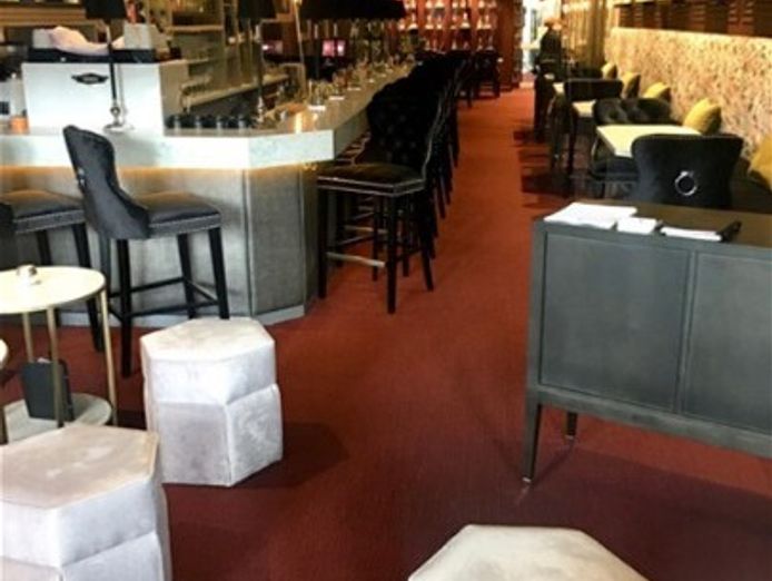 beautifully-presented-bar-restaurant-1