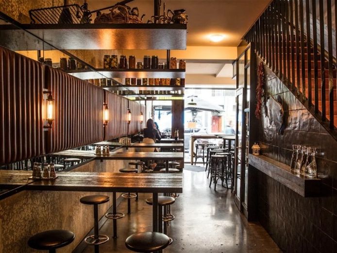 iconic-wine-bar-and-pizzeria-in-prime-location-3