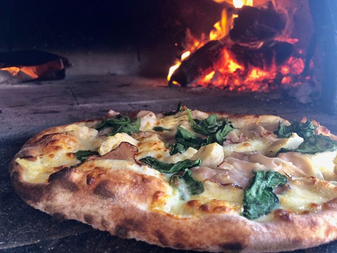 italian-restaurant-with-wood-fired-marana-pizza-oven-8