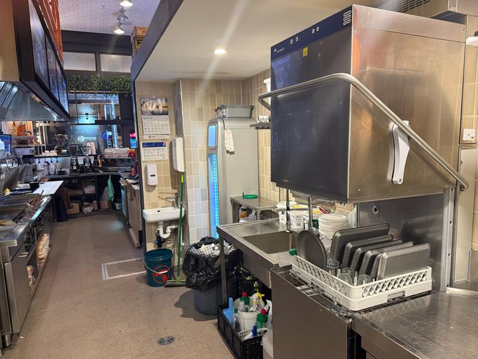 standout-corner-site-burger-bar-take-away-4