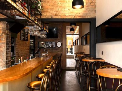 nixie-nox-the-smallest-pub-in-richmond-3