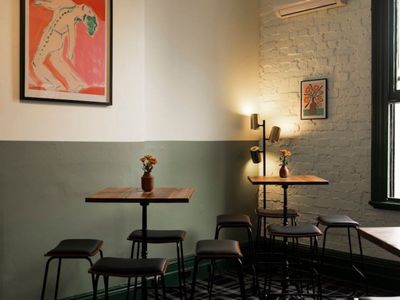 nixie-nox-the-smallest-pub-in-richmond-7