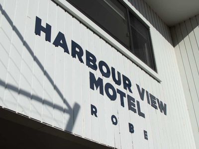 nestled-in-the-bustling-tourist-town-of-robe-harbour-view-motel-8