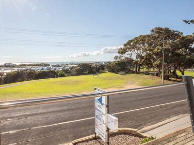 nestled-in-the-bustling-tourist-town-of-robe-harbour-view-motel-4