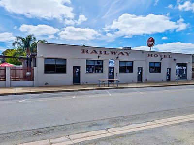 railway-hotel-strathmerton-vic-murray-river-one-pub-town-0
