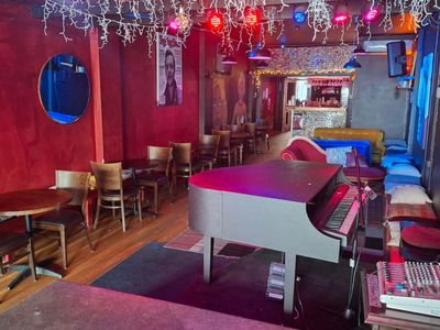 piano-on-high-a-piano-bar-with-a-late-night-licence-1