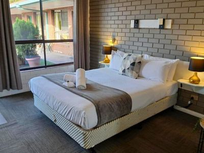 birch-motel-2