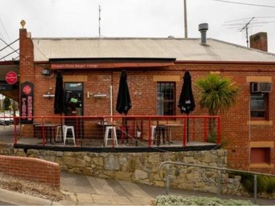 drouin-burger-and-pizza-lounge-an-established-local-favourite-ready-for-its-1