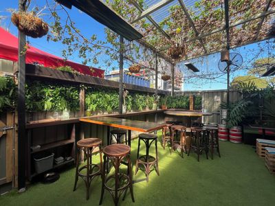 littlefoot-popular-bar-amp-live-music-venue-4
