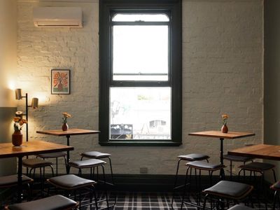 nixie-nox-the-smallest-pub-in-richmond-8