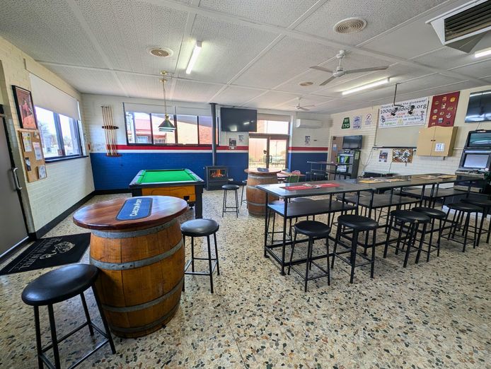 railway-hotel-strathmerton-vic-murray-river-one-pub-town-9