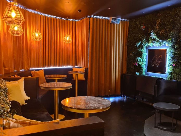 under-offer-golden-goose-cocktail-bar-1p6306-3