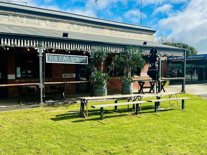 award-winning-farmers-arms-hotel-creswick-0