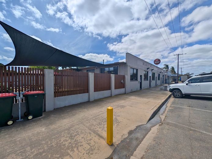 railway-hotel-strathmerton-vic-murray-river-one-pub-town-4