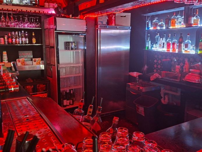 piano-on-high-a-piano-bar-with-a-late-night-licence-2