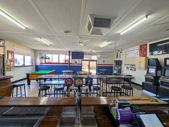 railway-hotel-strathmerton-vic-murray-river-one-pub-town-8