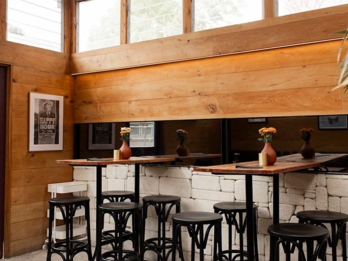 nixie-nox-the-smallest-pub-in-richmond-1