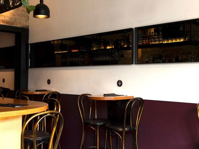 nixie-nox-the-smallest-pub-in-richmond-4