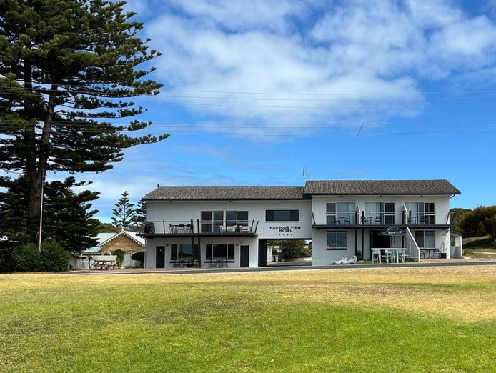 nestled-in-the-bustling-tourist-town-of-robe-harbour-view-motel-1