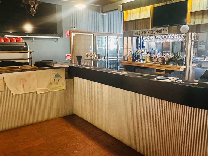 country-pub-opportunity-molesworth-hotel-motel-6