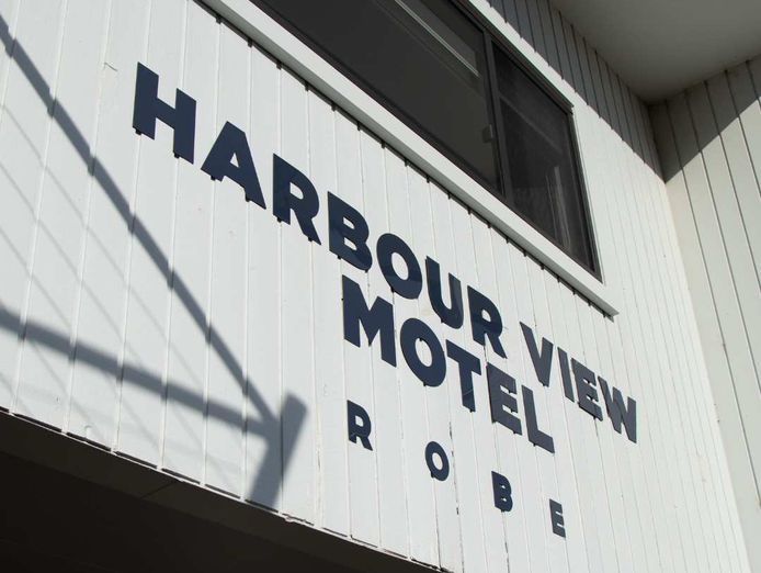 nestled-in-the-bustling-tourist-town-of-robe-harbour-view-motel-8