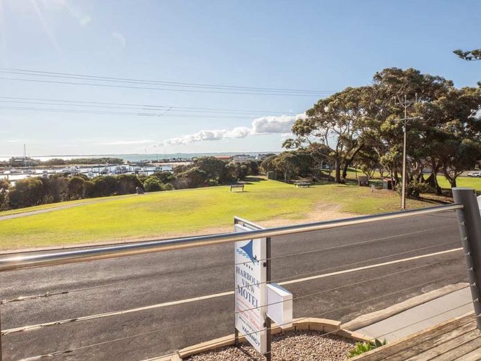 nestled-in-the-bustling-tourist-town-of-robe-harbour-view-motel-4
