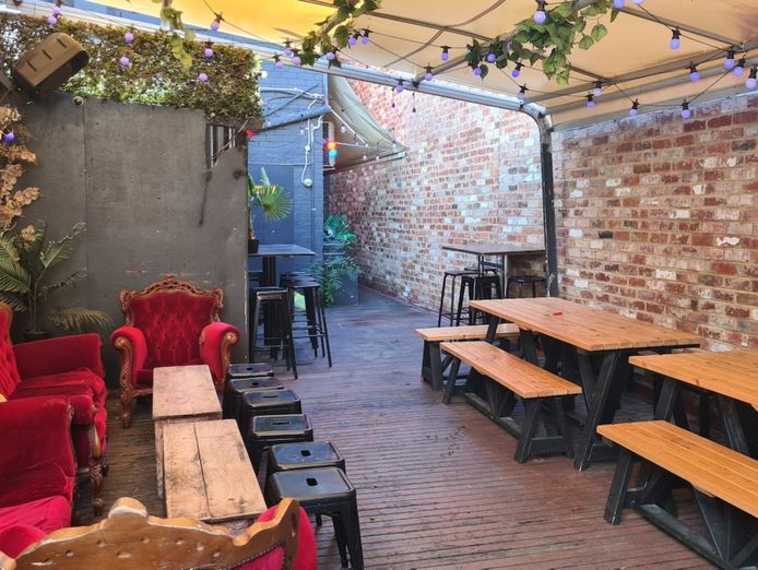 three-monkeys-award-winning-bar-on-chapel-street-7