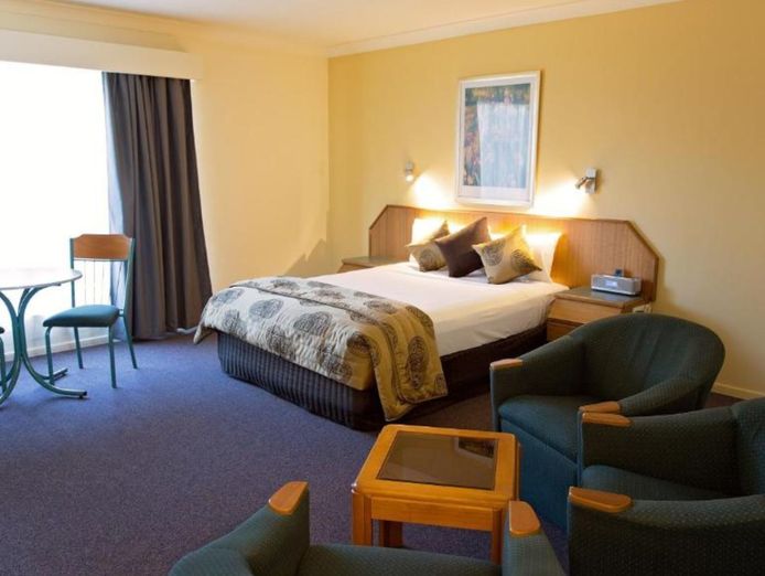 under-contract-white-lace-motor-inn-west-mackay-8