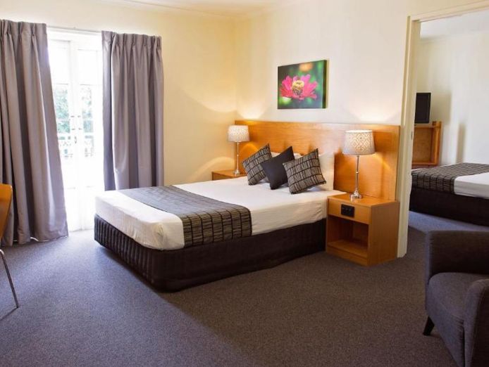 under-contract-white-lace-motor-inn-west-mackay-2