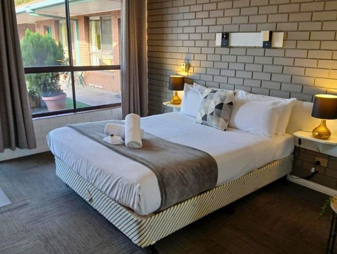 birch-motel-2