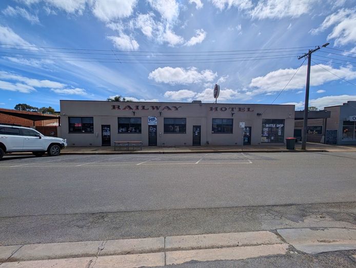 railway-hotel-strathmerton-vic-murray-river-one-pub-town-2