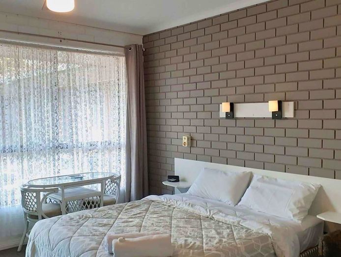 birch-motel-9