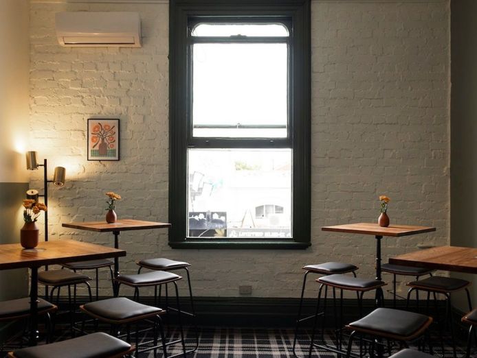 nixie-nox-the-smallest-pub-in-richmond-8