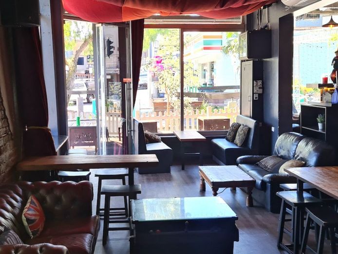 under-offer-iddy-biddy-bar-4