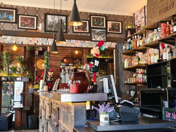 under-offer-iddy-biddy-bar-3