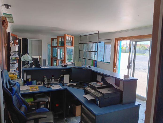 hervey-bay-glass-glazing-screens-nicely-settled-located-loaded-with-work-3