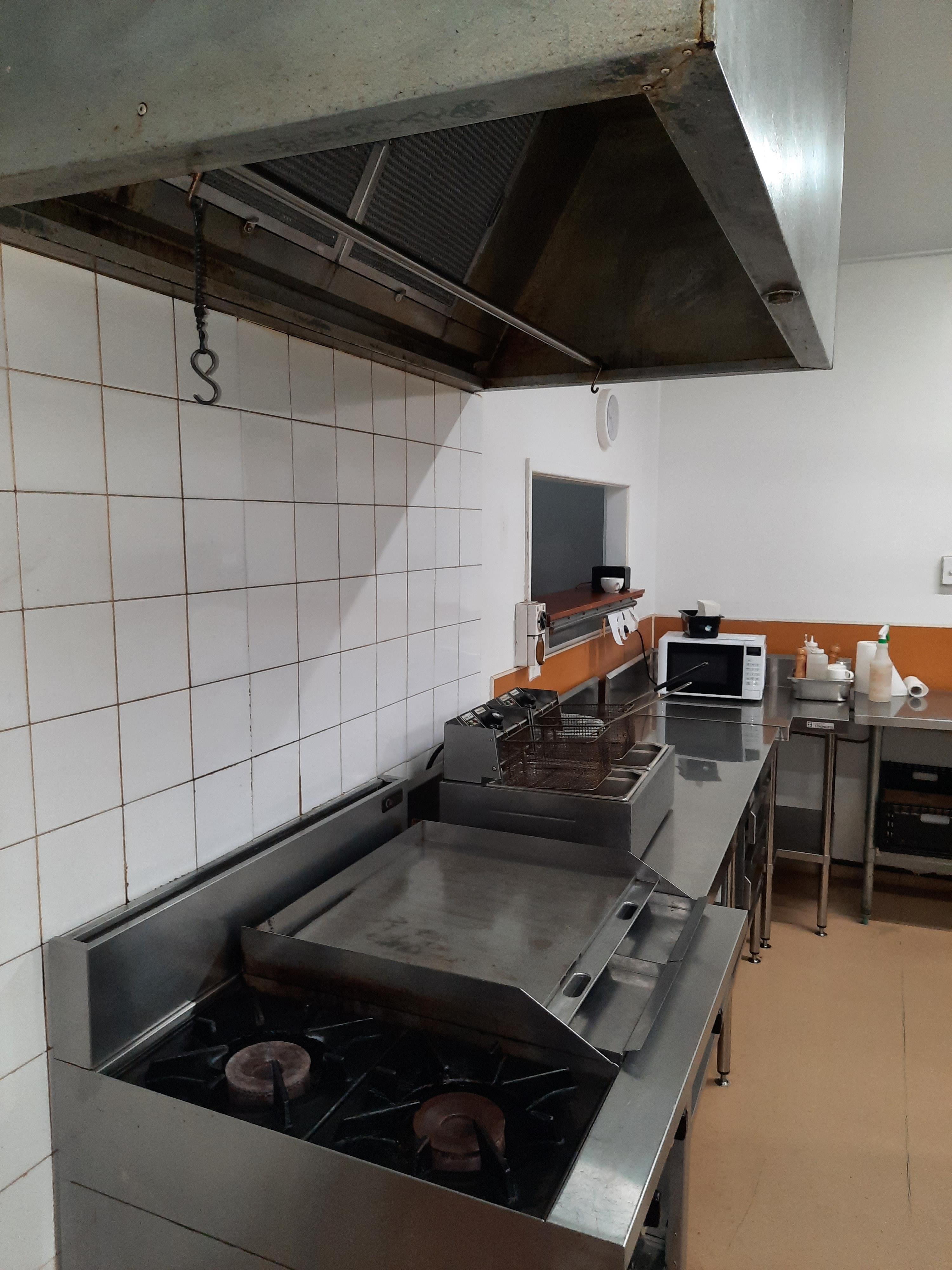 Cafe commercial building & all equipmment free hold for sale Airlie