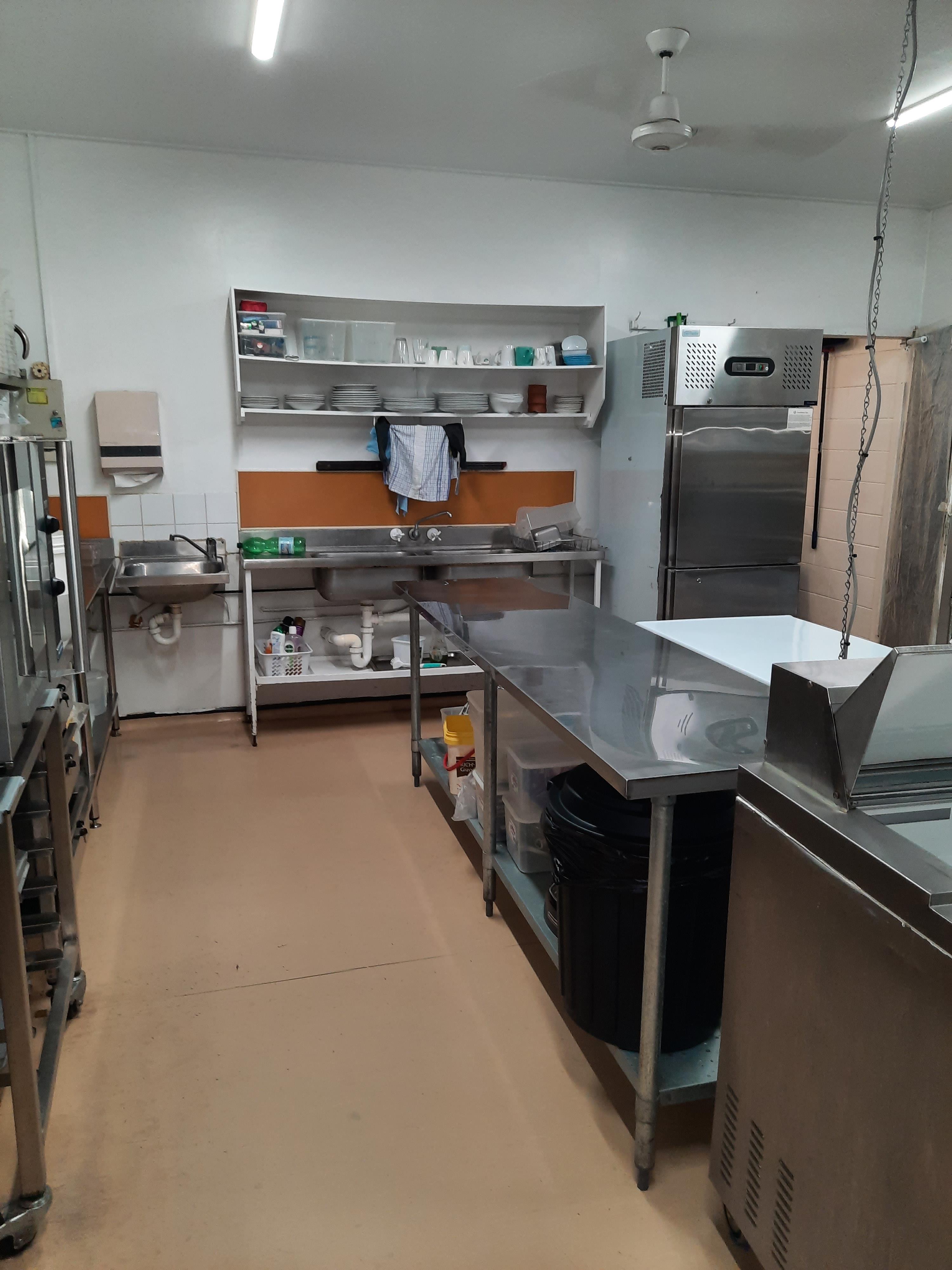 Cafe commercial building & all equipmment free hold for sale Airlie