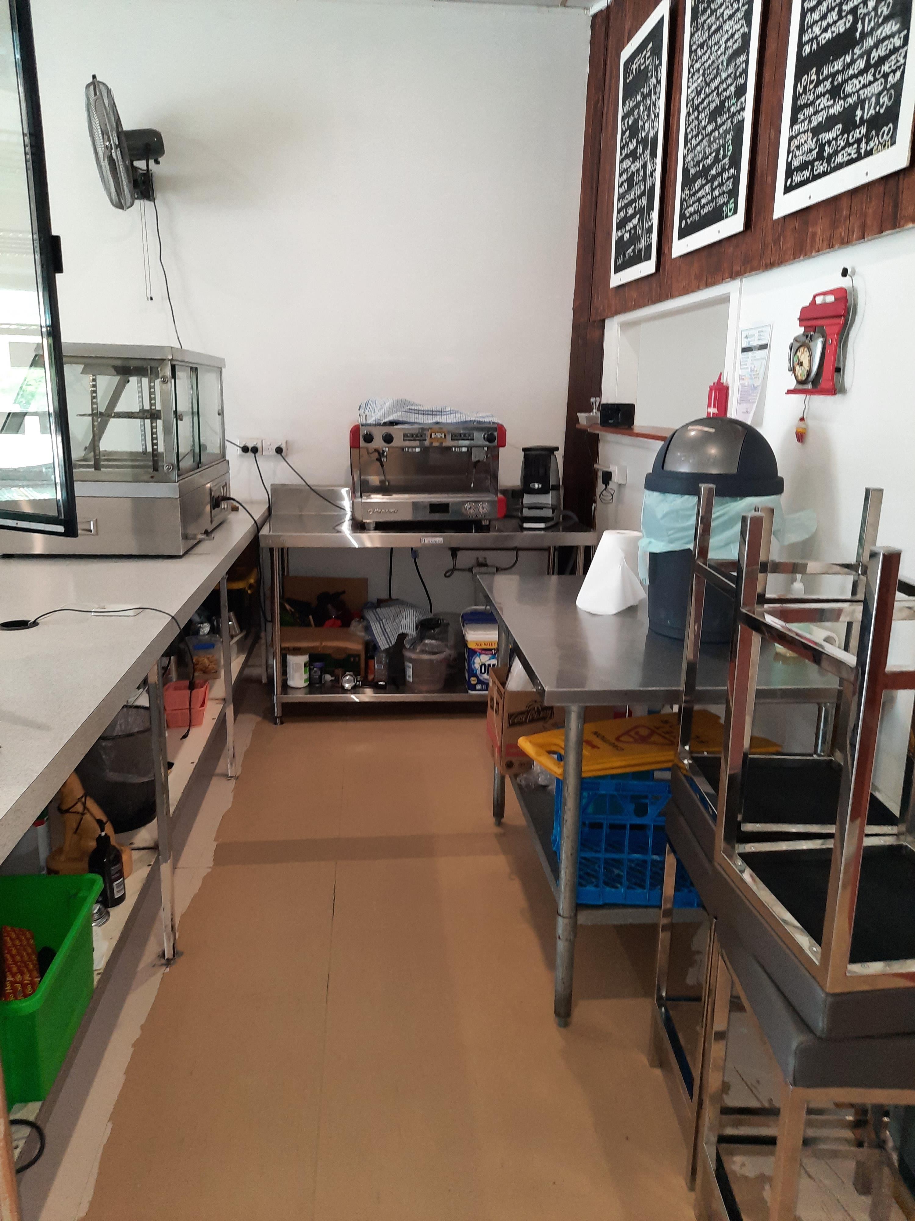 Cafe commercial building & all equipmment free hold for sale Airlie