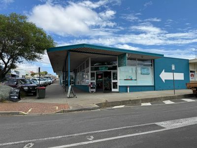 iconic-island-retail-business-island-style-0
